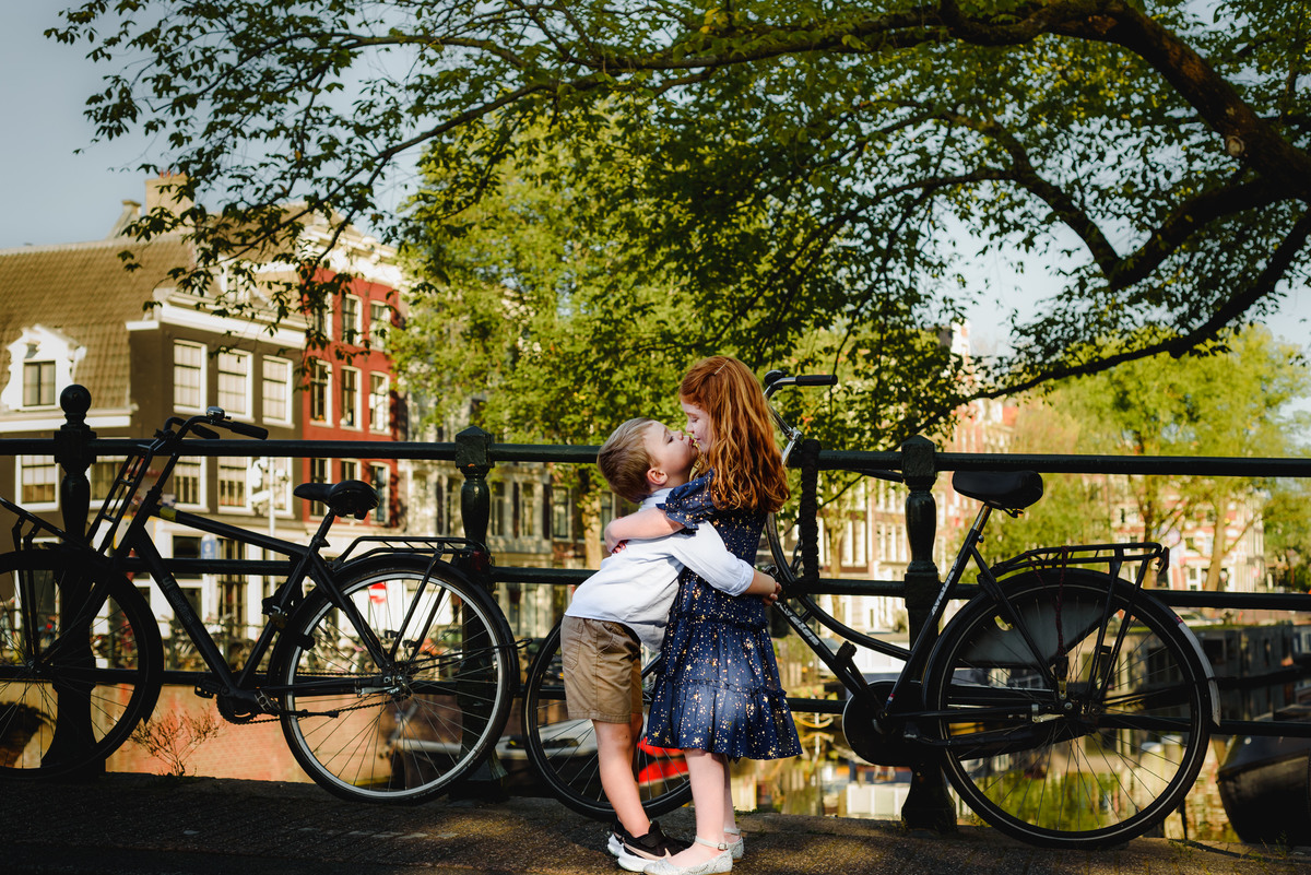 vacation photographer in Amsterdam for capturing your family photos along Amsterdam canals and bridges.