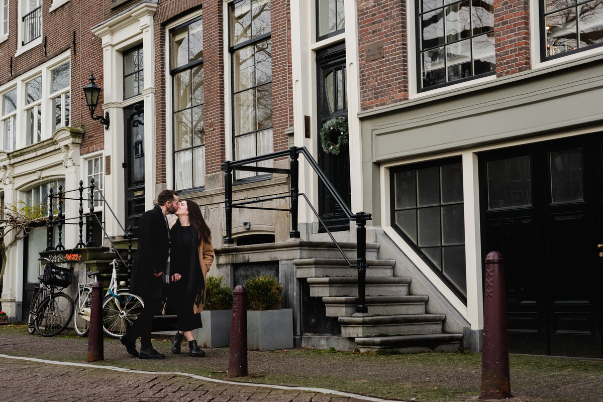 Vacation photographer in Amsterdam, photoshoot of a young couple in Amsterdam