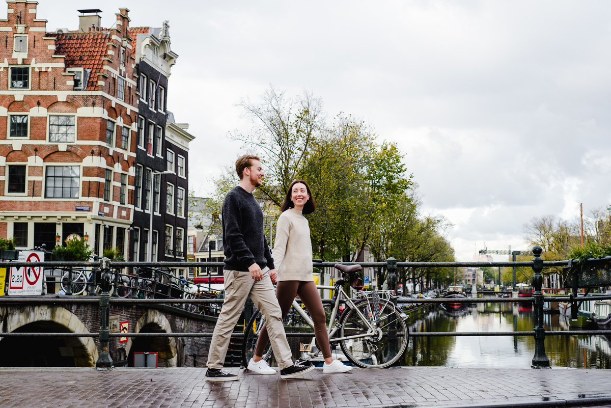 vacation photographer in Amsterdam, holiday photographer in Amsterdam, couple's photo session in Amsterdam, anniversary ideas in Amsterdam