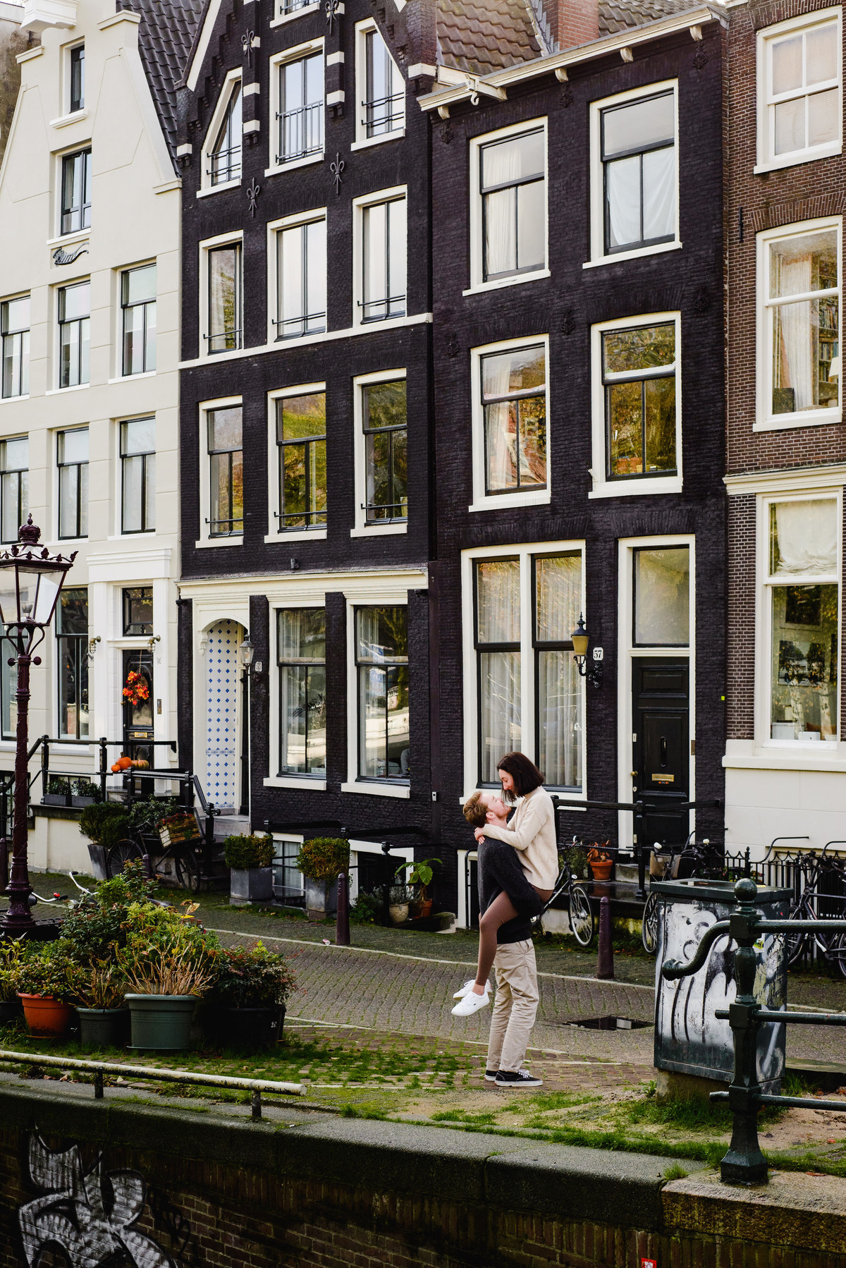 vacation photographer in Amsterdam, holiday photographer in Amsterdam, couple's photo session in Amsterdam, anniversary ideas in Amsterdam