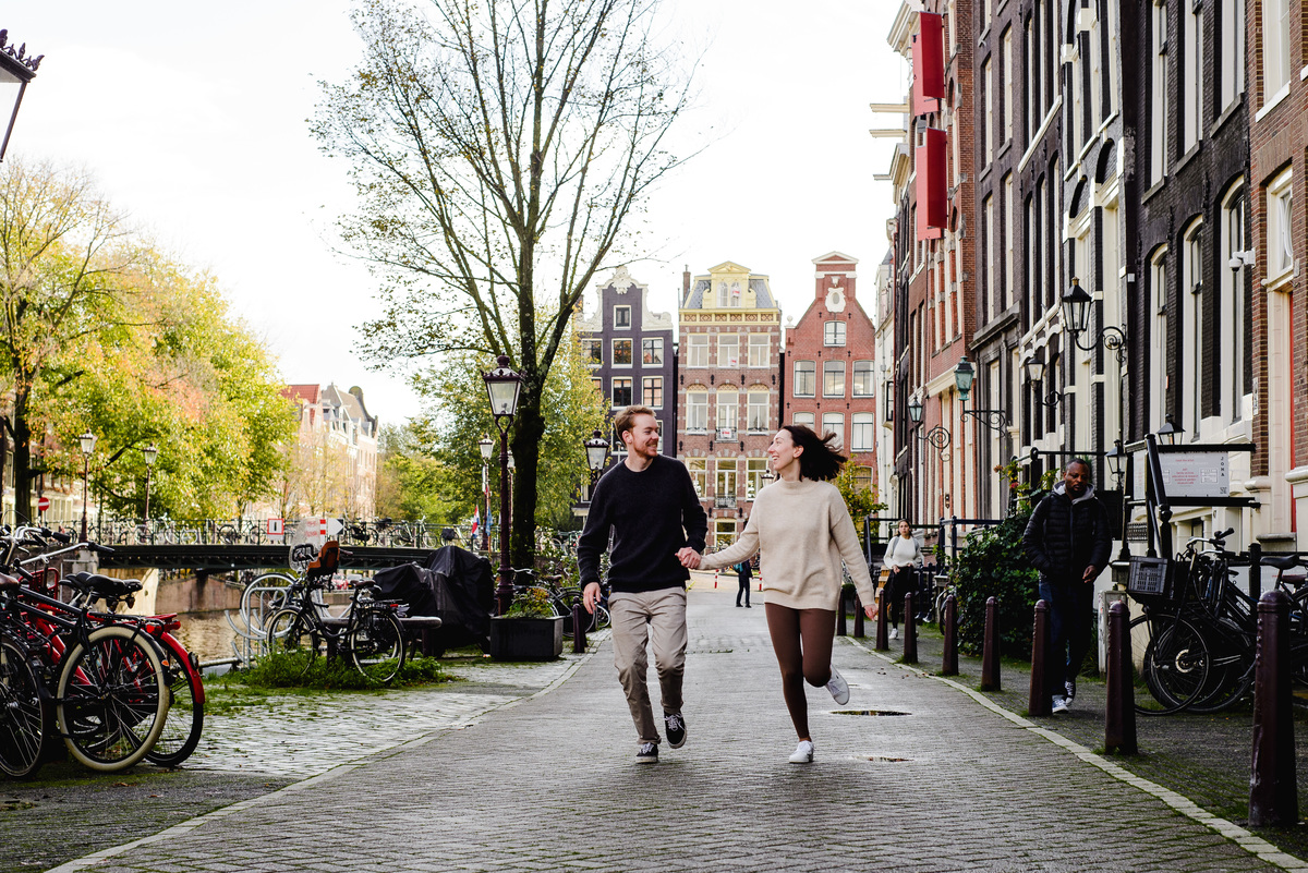 vacation photographer in Amsterdam, holiday photographer in Amsterdam, couple's photo session in Amsterdam, anniversary ideas in Amsterdam