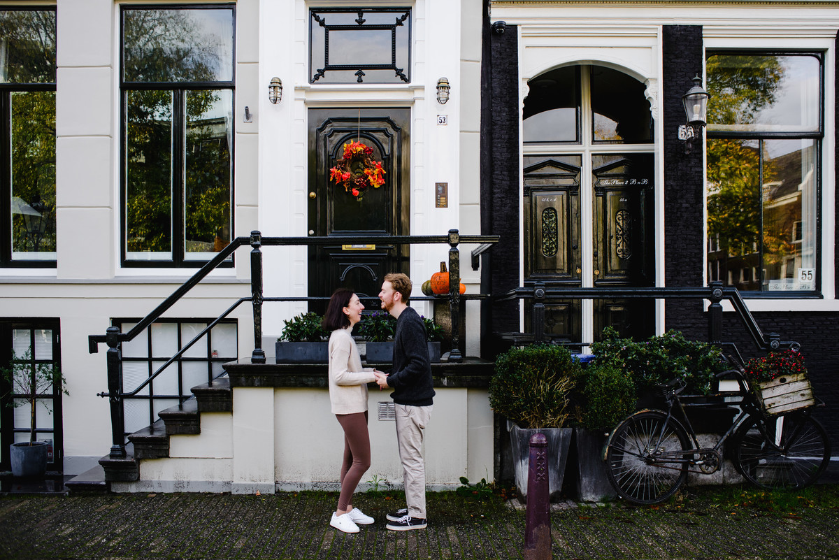 vacation photographer in Amsterdam, holiday photographer in Amsterdam, couple's photo session in Amsterdam, anniversary ideas in Amsterdam