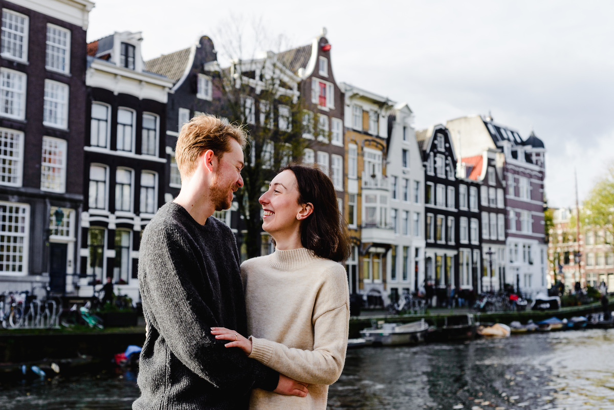 vacation photographer in Amsterdam, holiday photographer in Amsterdam, couple's photo session in Amsterdam, anniversary ideas in Amsterdam