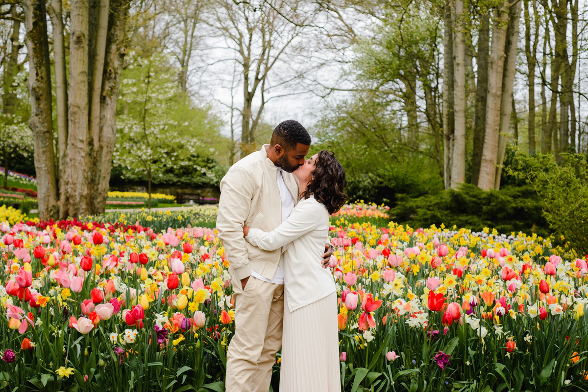 keukenhof, tulip fields, couple session, photographer in Amsterdam, tulip gardens, photo session, vacation photographer in Amsterdam, holiday photographer in Amsterdam