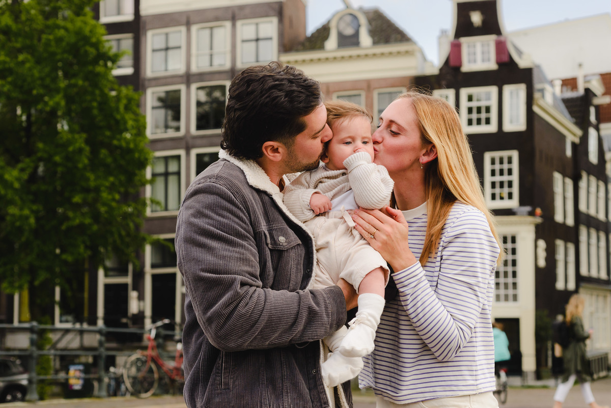 Family photo session in Amsterdam, gezinsfotograaf, vacation photographer in Amsterdam