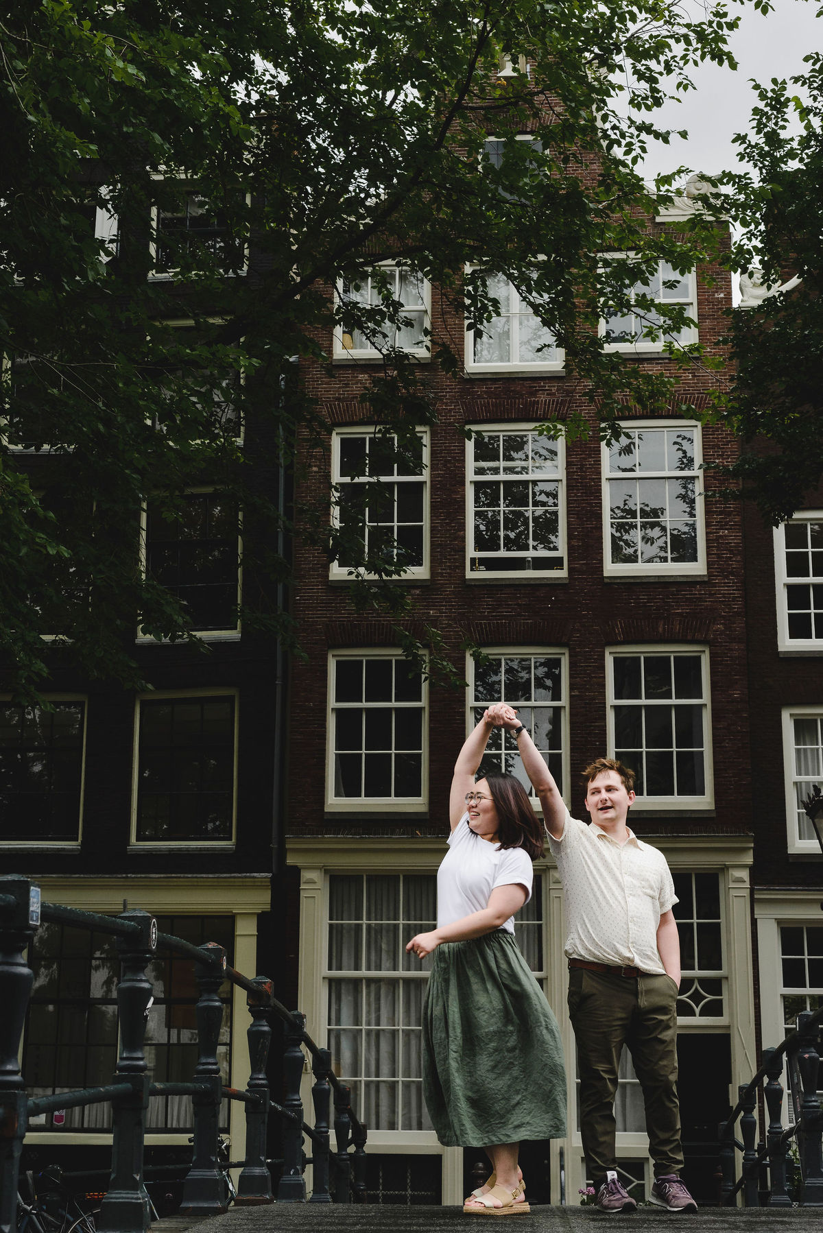 Amsterdam Photographer, Capture Amsterdam, Couple Photoshoot, Amsterdam Memories, Amsterdam Adventures, Travel Photographer, Amsterdam Experience, Travel Photoshoot, private Photographer for you Amsterdam Vacation explaining the Amsterdam Highlights 	