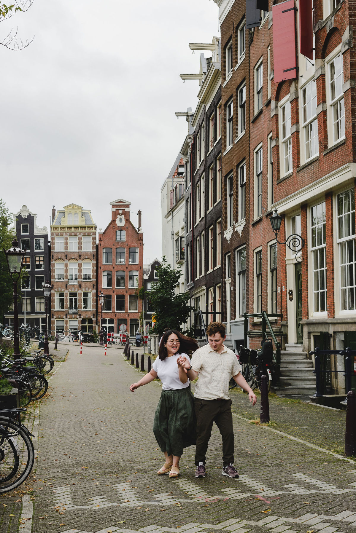 Amsterdam Photographer, Capture Amsterdam, Couple Photoshoot, Amsterdam Memories, Amsterdam Adventures, Travel Photographer, Amsterdam Experience, Travel Photoshoot, private Photographer for you Amsterdam Vacation explaining the Amsterdam Highlights 	