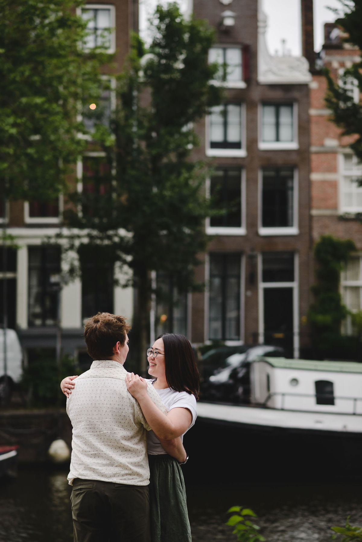 Amsterdam Photographer, Capture Amsterdam, Couple Photoshoot, Amsterdam Memories, Amsterdam Adventures, Travel Photographer, Amsterdam Experience, Travel Photoshoot, private Photographer for you Amsterdam Vacation explaining the Amsterdam Highlights 	