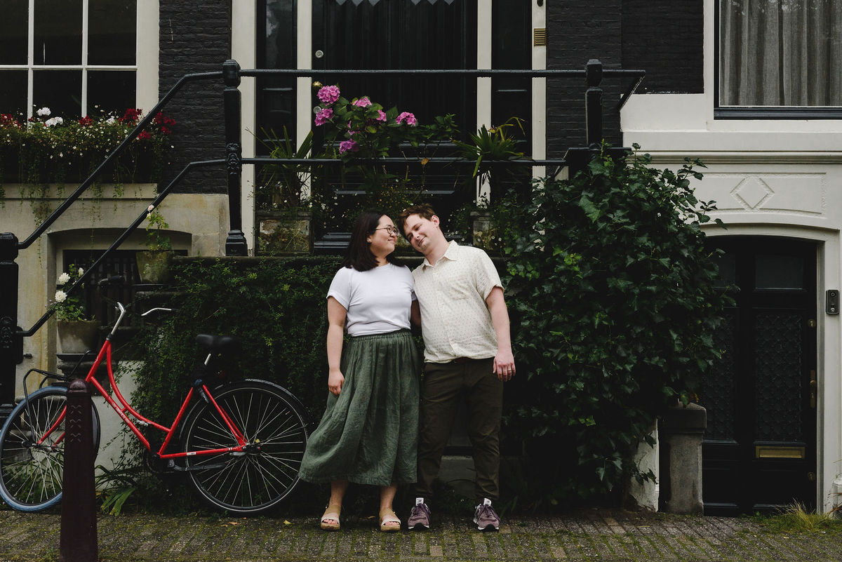 Amsterdam Photographer, Capture Amsterdam, Couple Photoshoot, Amsterdam Memories, Amsterdam Adventures, Travel Photographer, Amsterdam Experience, Travel Photoshoot, private Photographer for you Amsterdam Vacation explaining the Amsterdam Highlights 	