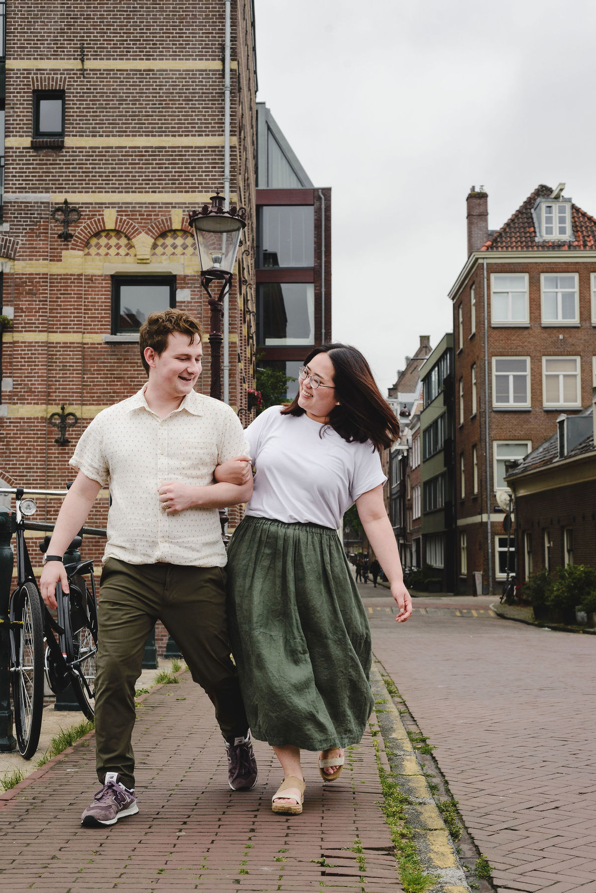 Amsterdam Photographer, Capture Amsterdam, Couple Photoshoot, Amsterdam Memories, Amsterdam Adventures, Travel Photographer, Amsterdam Experience, Travel Photoshoot, private Photographer for you Amsterdam Vacation explaining the Amsterdam Highlights 	