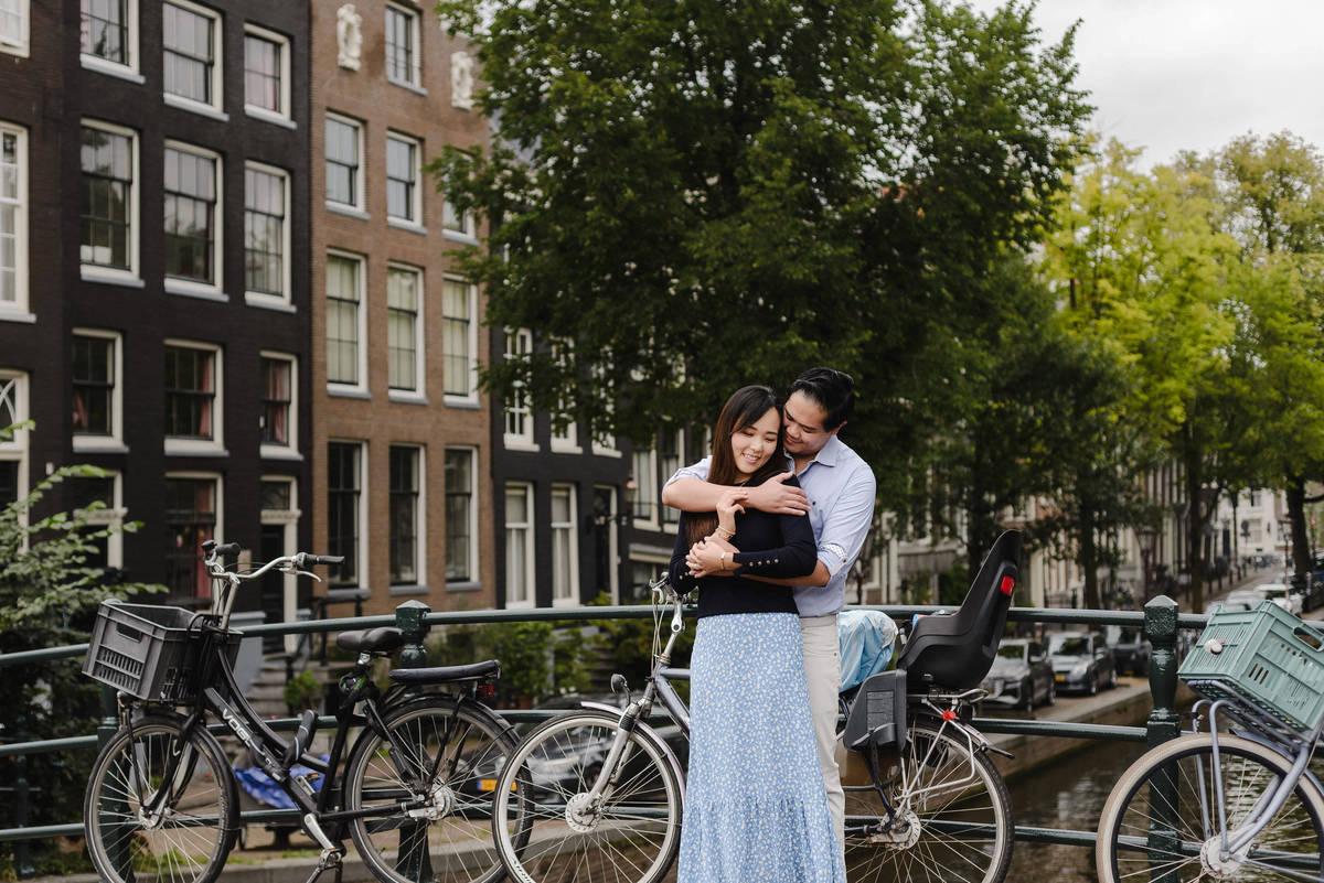 Capture Your Romantic Getaway in Amsterdam: Vacation Photographer for Couples. Explore Amsterdam's Canals and Bridges, Admire Iconic Houses and Bicycles in Pictures