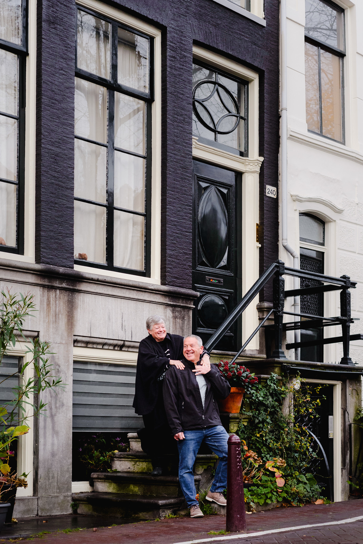 couple received a gift card to capture their photo session in Amsterdam canals and streets. This vacation photography shoot was thanks to Flytographer in Negen Straatjes.
