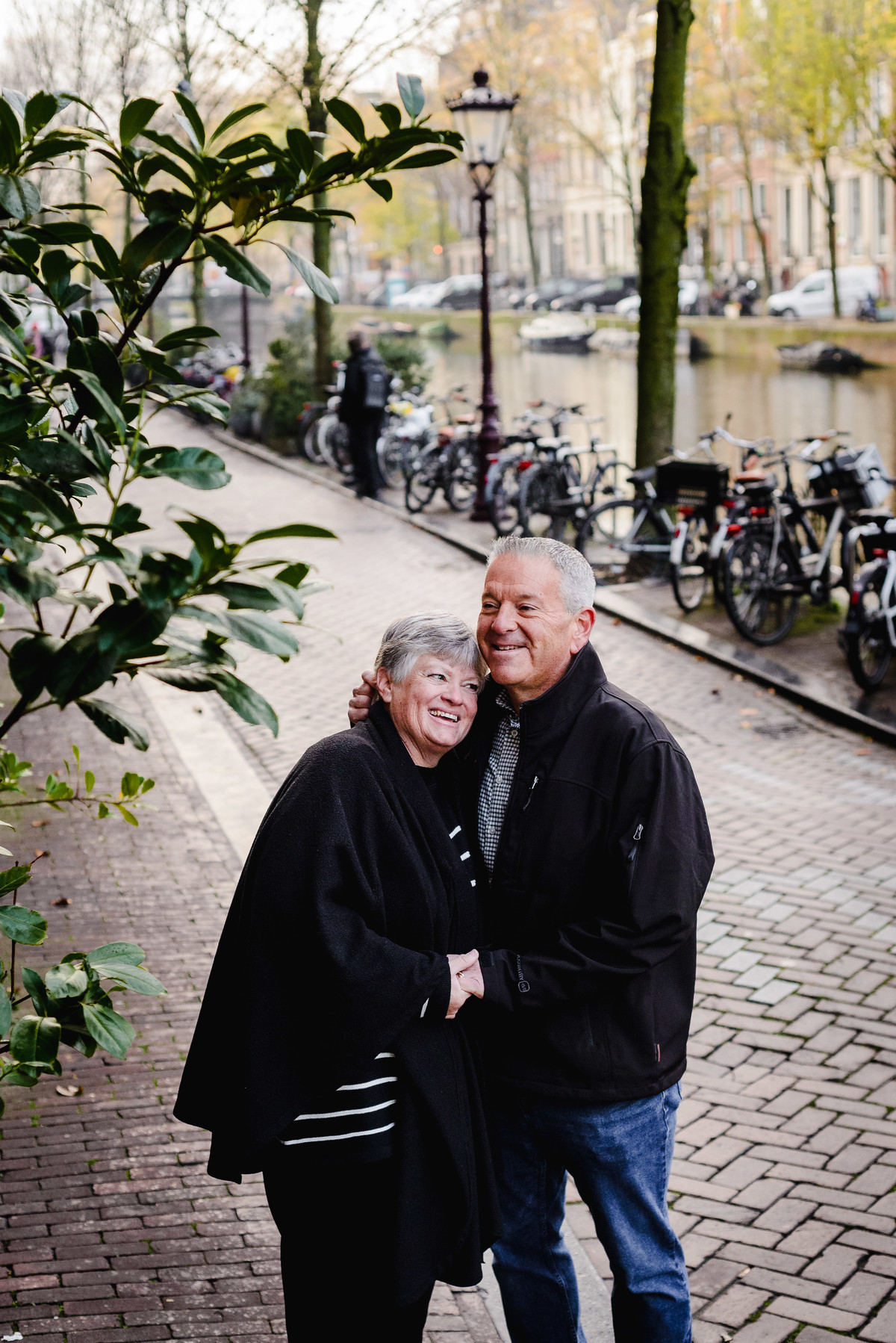couple received a gift card to capture their photo session in Amsterdam canals and streets. This vacation photography shoot was thanks to Flytographer in Negen Straatjes.