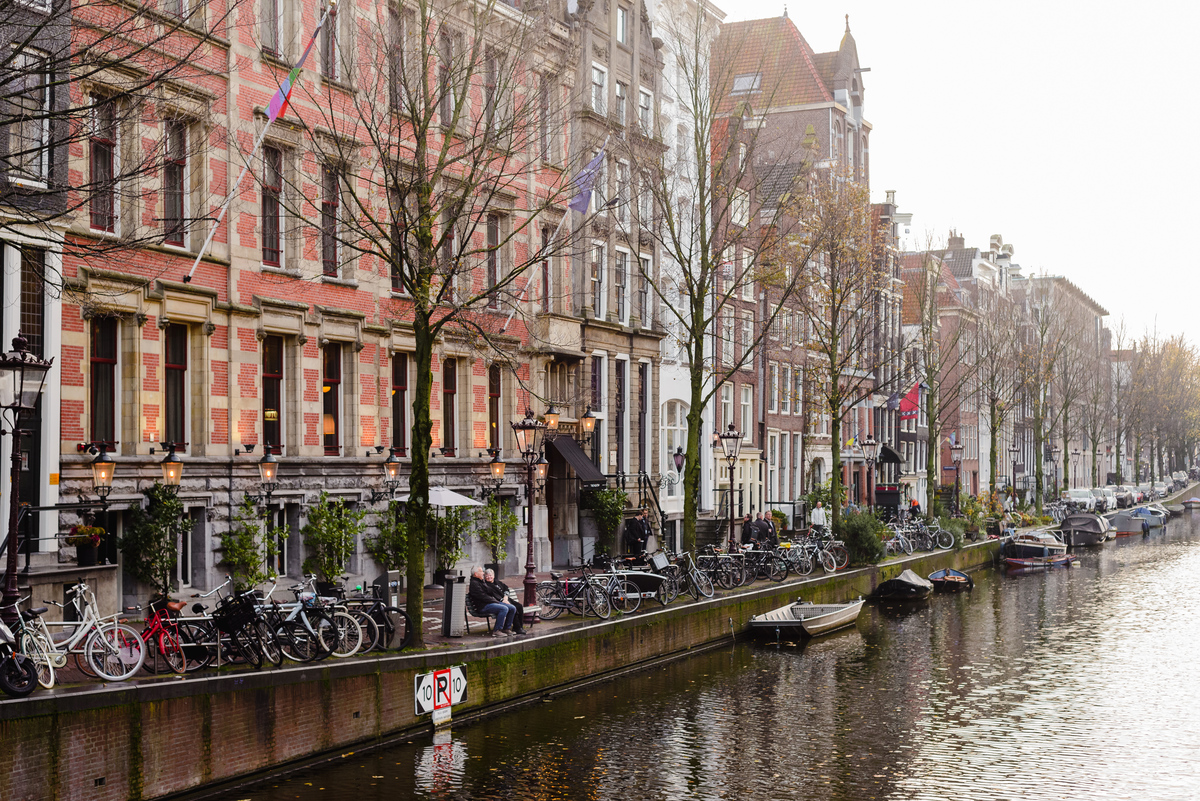 couple received a gift card to capture their photo session in Amsterdam canals and streets. This vacation photography shoot was thanks to Flytographer in Negen Straatjes.