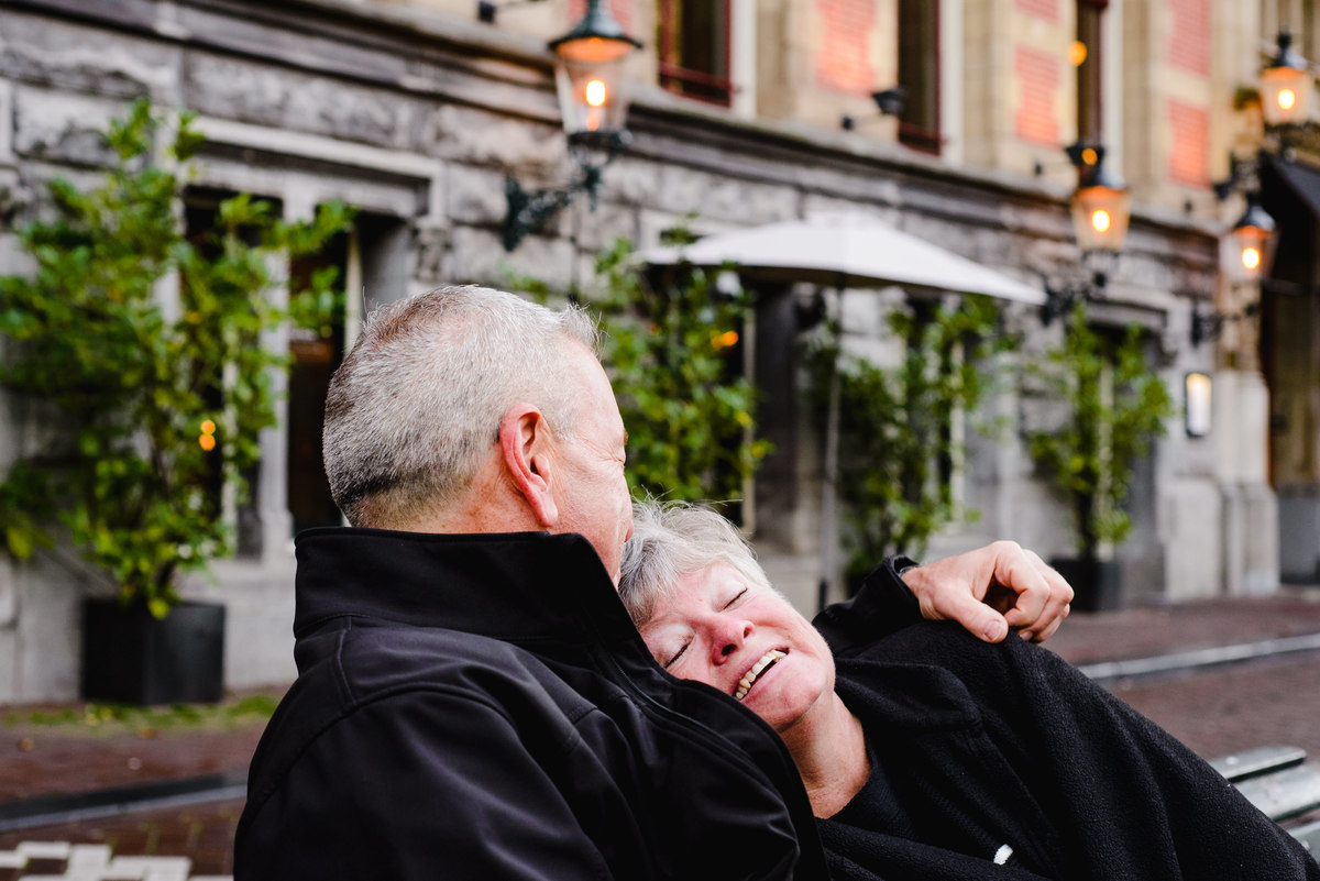 couple received a gift card to capture their photo session in Amsterdam canals and streets. This vacation photography shoot was thanks to Flytographer in Negen Straatjes.