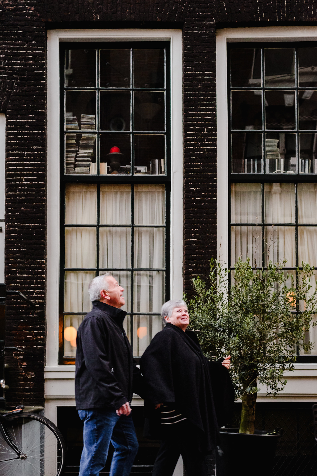 couple received a gift card to capture their photo session in Amsterdam canals and streets. This vacation photography shoot was thanks to Flytographer in Negen Straatjes.