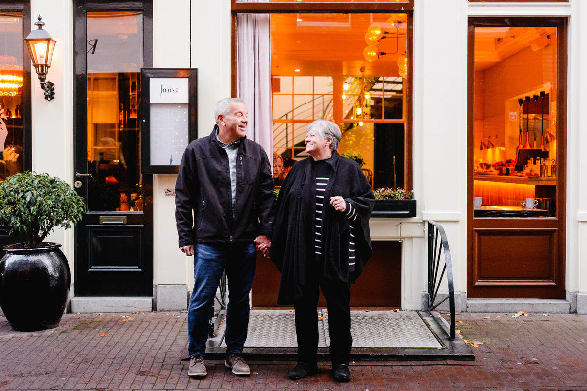 couple received a gift card to capture their photo session in Amsterdam canals and streets. This vacation photography shoot was thanks to Flytographer in Negen Straatjes.