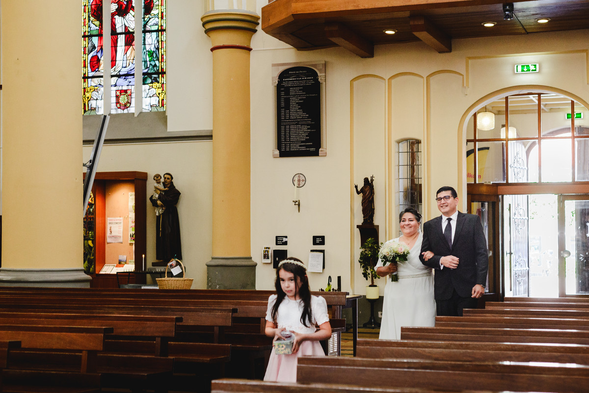 wedding day in schagen, religious ceremony in a church, spanish speaking priest in the netherlands, catholic ceremony, wedding photographer trouwfotograaf
