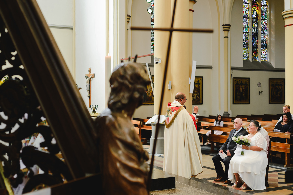 wedding day in schagen, religious ceremony in a church, spanish speaking priest in the netherlands, catholic ceremony, wedding photographer trouwfotograaf