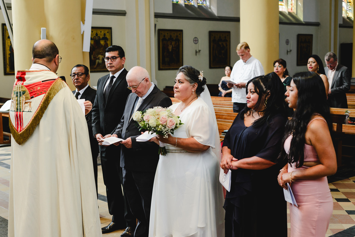 wedding day in schagen, religious ceremony in a church, spanish speaking priest in the netherlands, catholic ceremony, wedding photographer trouwfotograaf