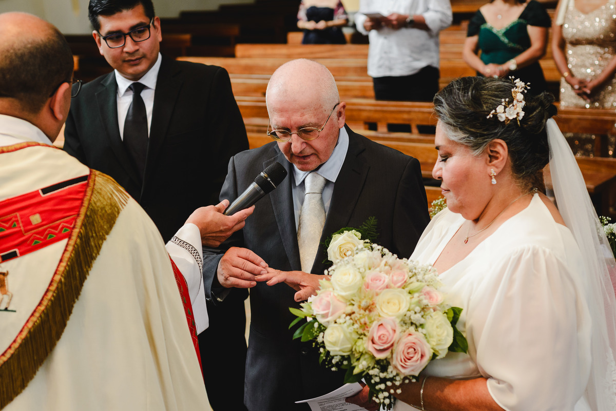 wedding day in schagen, religious ceremony in a church, spanish speaking priest in the netherlands, catholic ceremony, wedding photographer trouwfotograaf