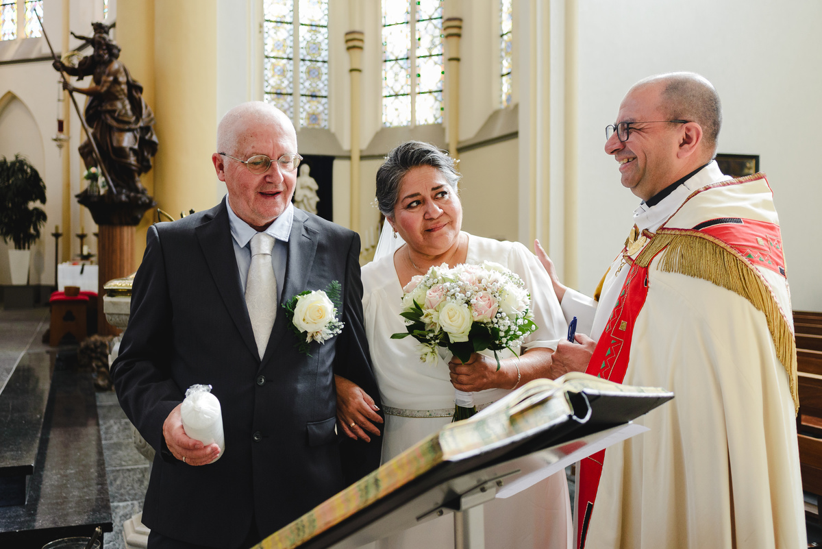 wedding day in schagen, religious ceremony in a church, spanish speaking priest in the netherlands, catholic ceremony, wedding photographer trouwfotograaf