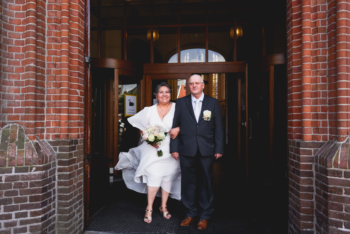 wedding day in schagen, religious ceremony in a church, spanish speaking priest in the netherlands, catholic ceremony, wedding photographer trouwfotograaf