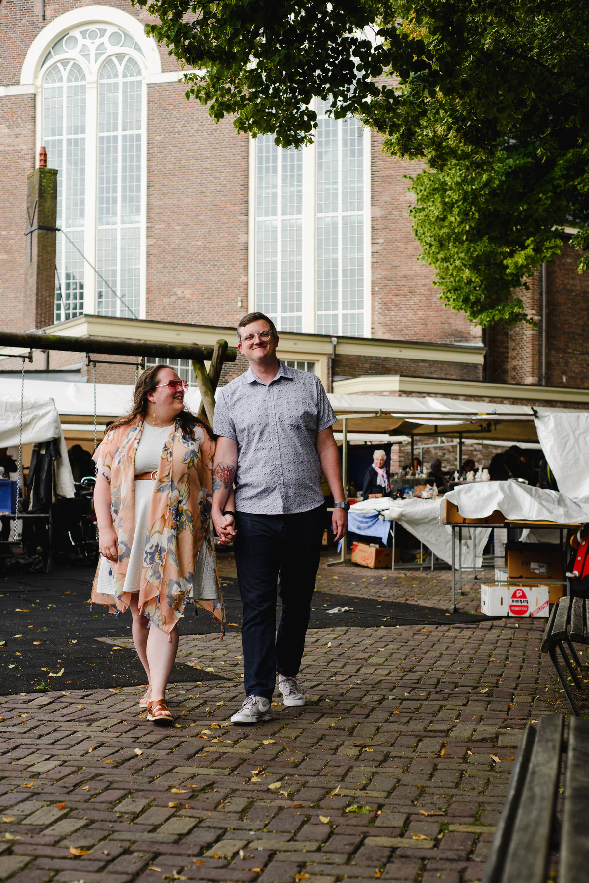 couple photo session walking in amsterdam, guided tour with photographer that knows amsterdam history, amsterdam photographer, couple photo session