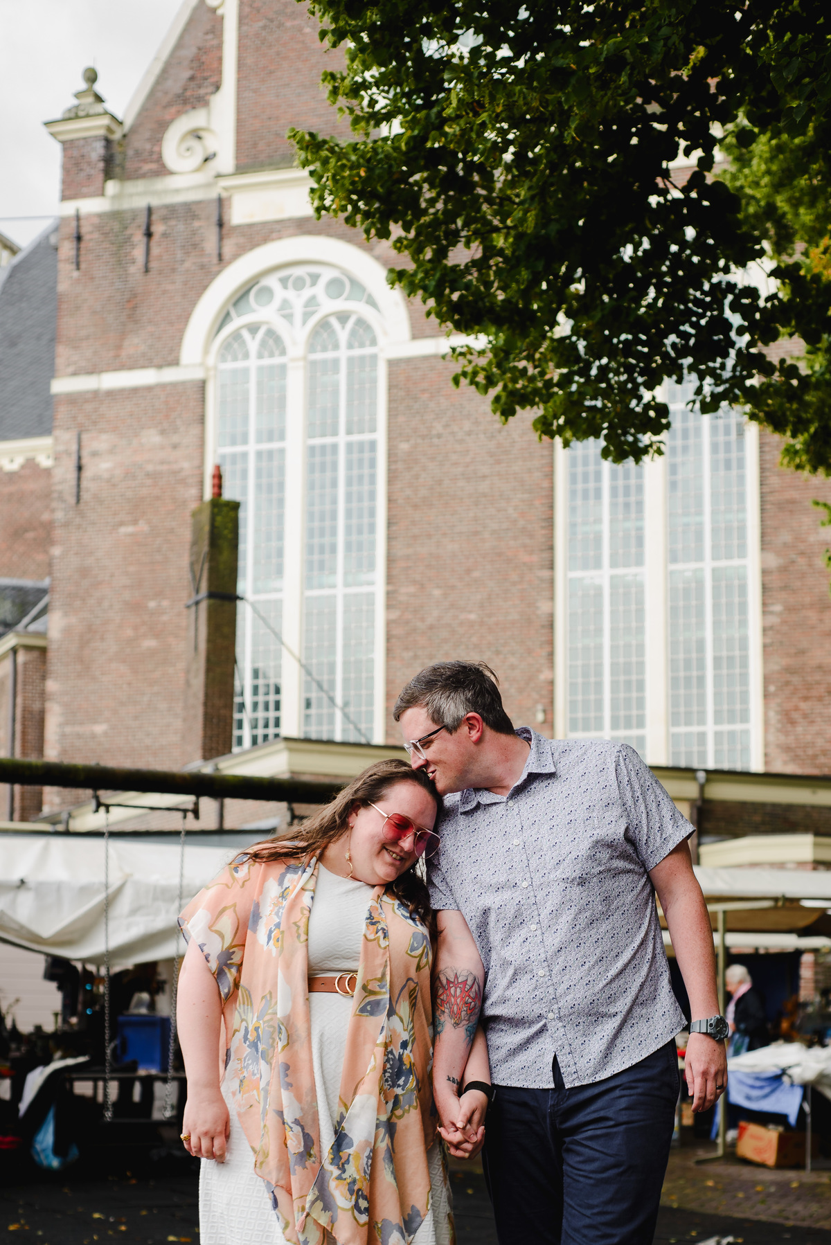 couple photo session walking in amsterdam, guided tour with photographer that knows amsterdam history, amsterdam photographer, couple photo session