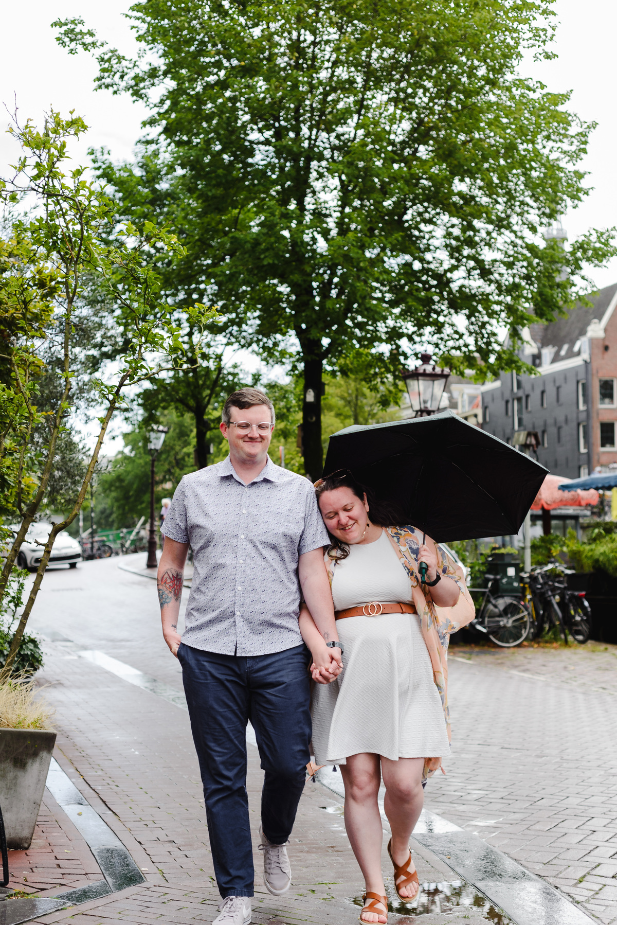 couple photo session walking in amsterdam, guided tour with photographer that knows amsterdam history, amsterdam photographer, couple photo session