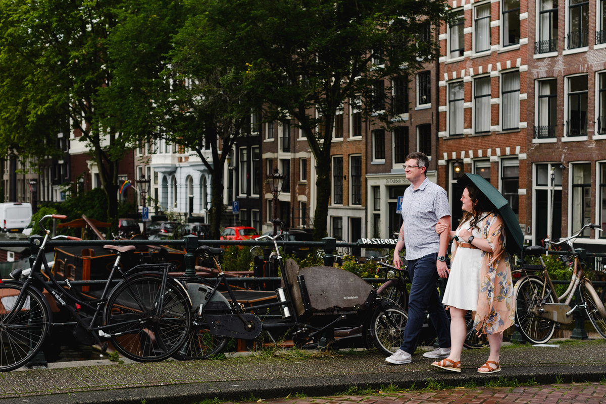 couple photo session walking in amsterdam, guided tour with photographer that knows amsterdam history, amsterdam photographer, couple photo session