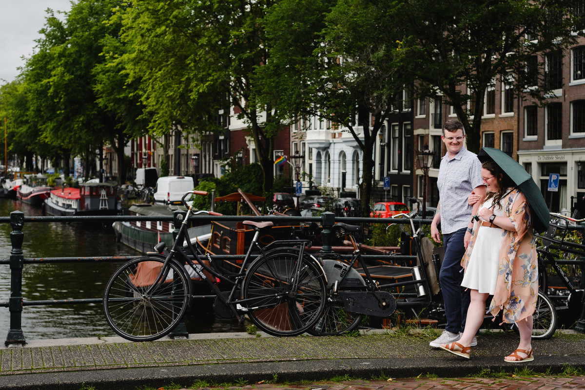 couple photo session walking in amsterdam, guided tour with photographer that knows amsterdam history, amsterdam photographer, couple photo session