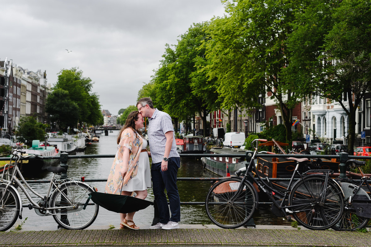 couple photo session walking in amsterdam, guided tour with photographer that knows amsterdam history, amsterdam photographer, couple photo session