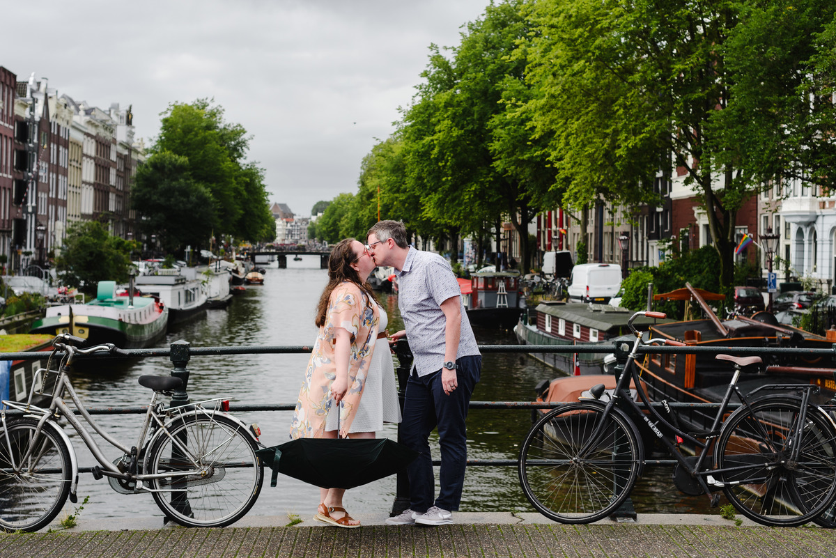 couple photo session walking in amsterdam, guided tour with photographer that knows amsterdam history, amsterdam photographer, couple photo session