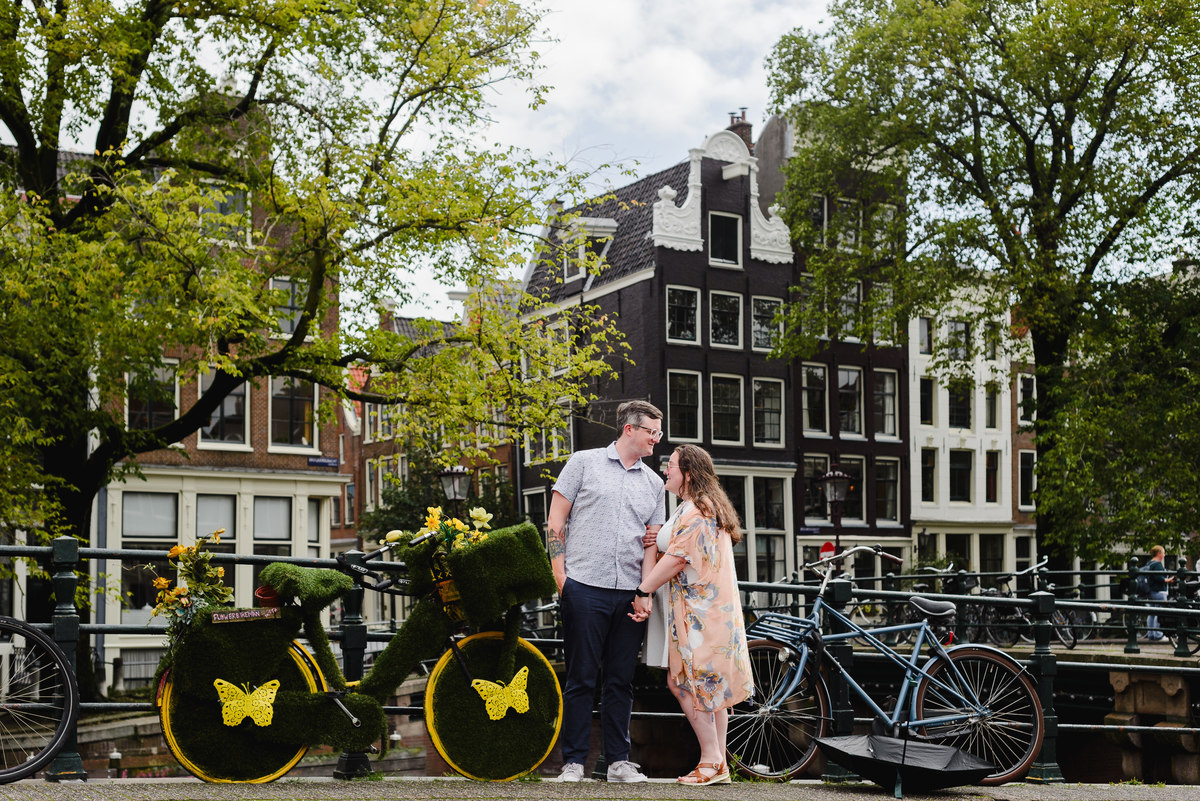 couple photo session walking in amsterdam, guided tour with photographer that knows amsterdam history, amsterdam photographer, couple photo session