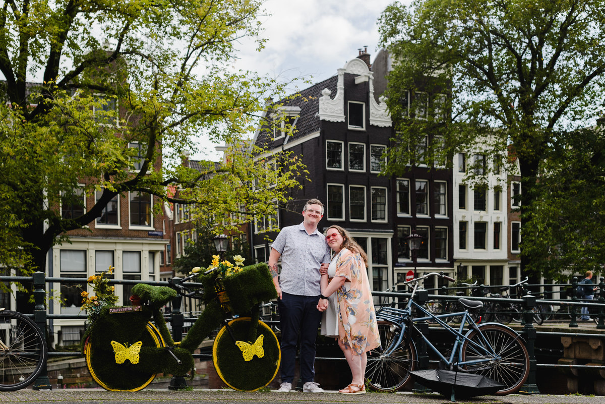 couple photo session walking in amsterdam, guided tour with photographer that knows amsterdam history, amsterdam photographer, couple photo session