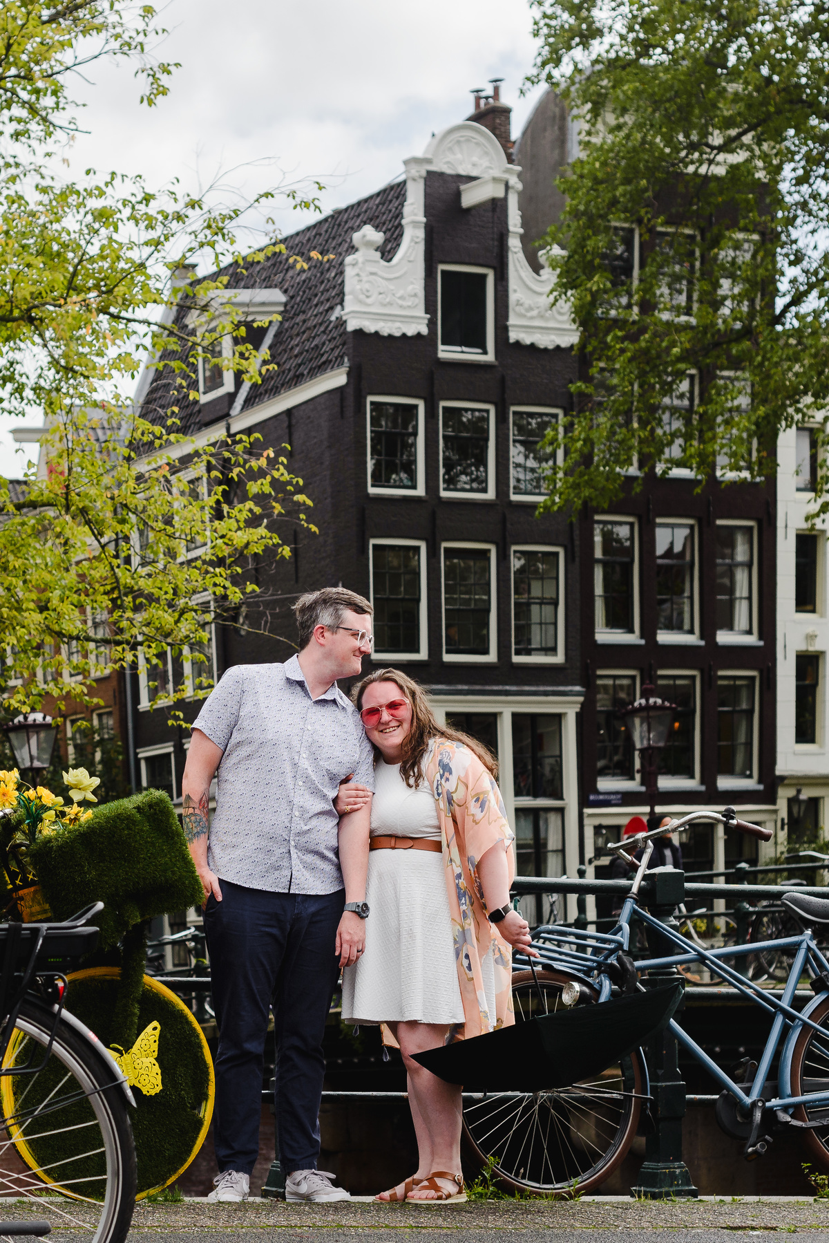 couple photo session walking in amsterdam, guided tour with photographer that knows amsterdam history, amsterdam photographer, couple photo session