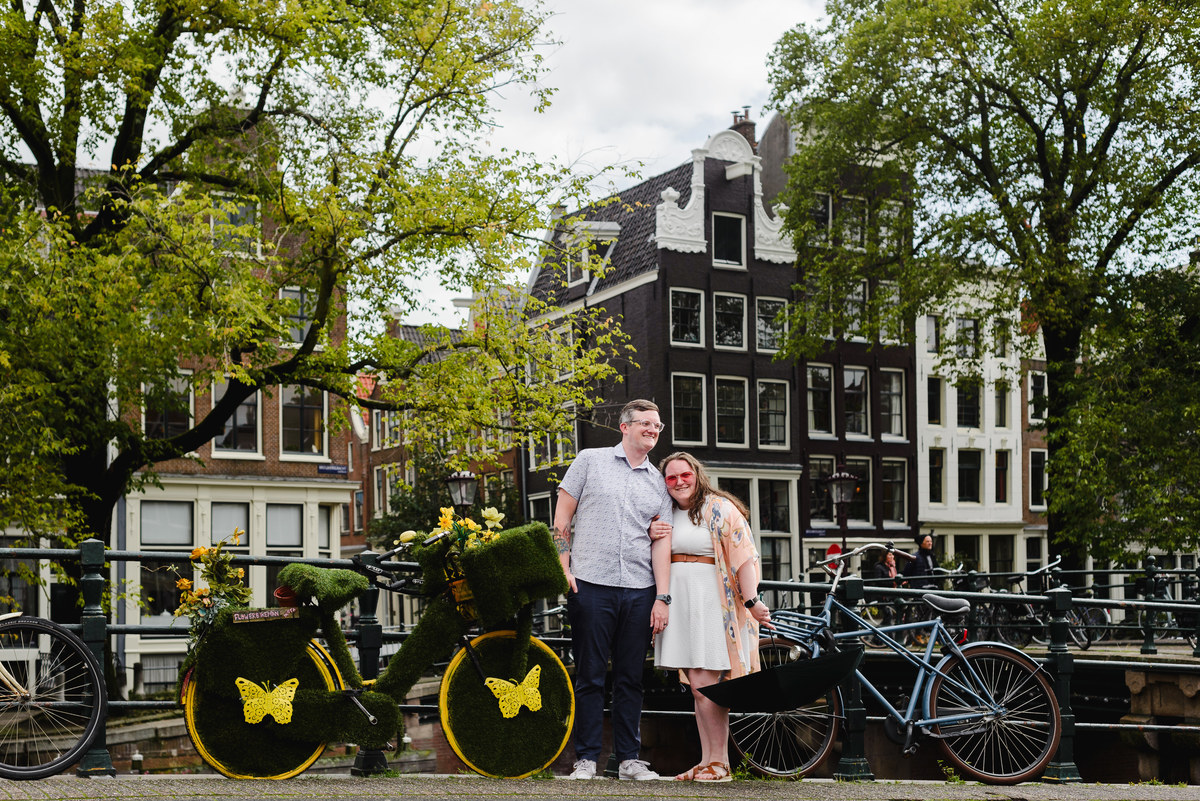 couple photo session walking in amsterdam, guided tour with photographer that knows amsterdam history, amsterdam photographer, couple photo session