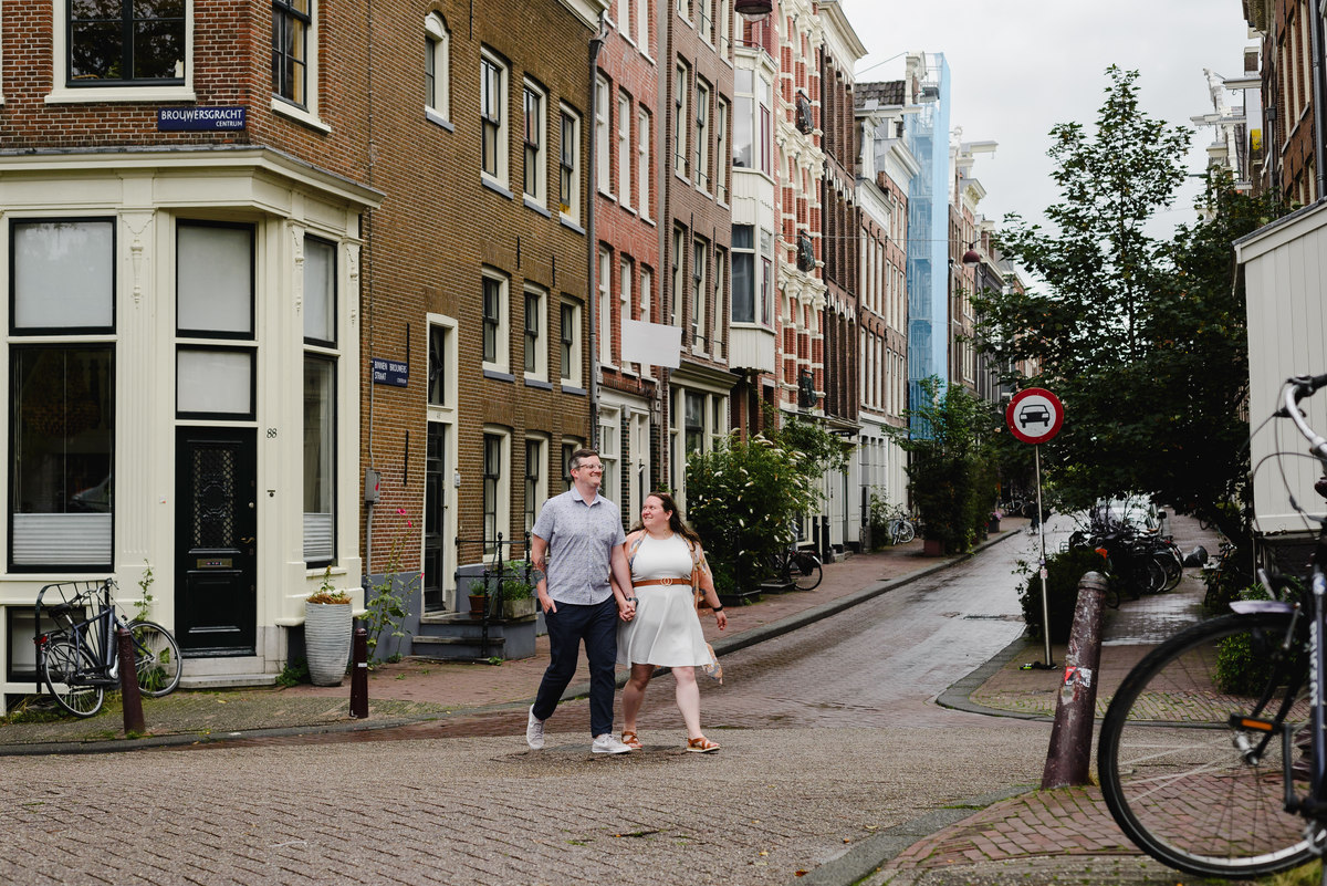 couple photo session walking in amsterdam, guided tour with photographer that knows amsterdam history, amsterdam photographer, couple photo session
