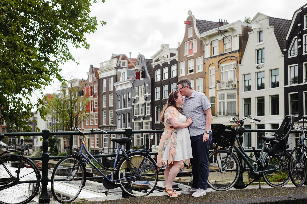 couple photo session walking in amsterdam, guided tour with photographer that knows amsterdam history, amsterdam photographer, couple photo session