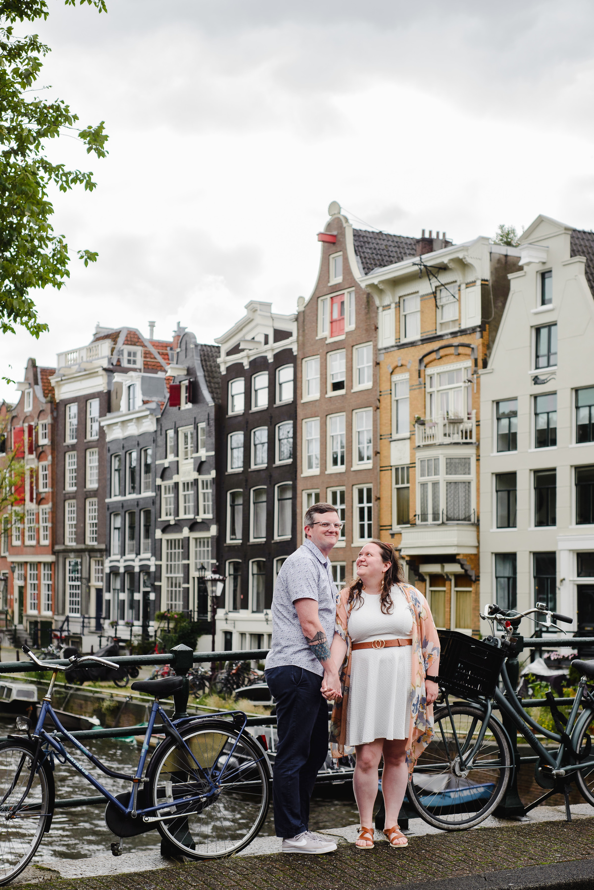 couple photo session walking in amsterdam, guided tour with photographer that knows amsterdam history, amsterdam photographer, couple photo session