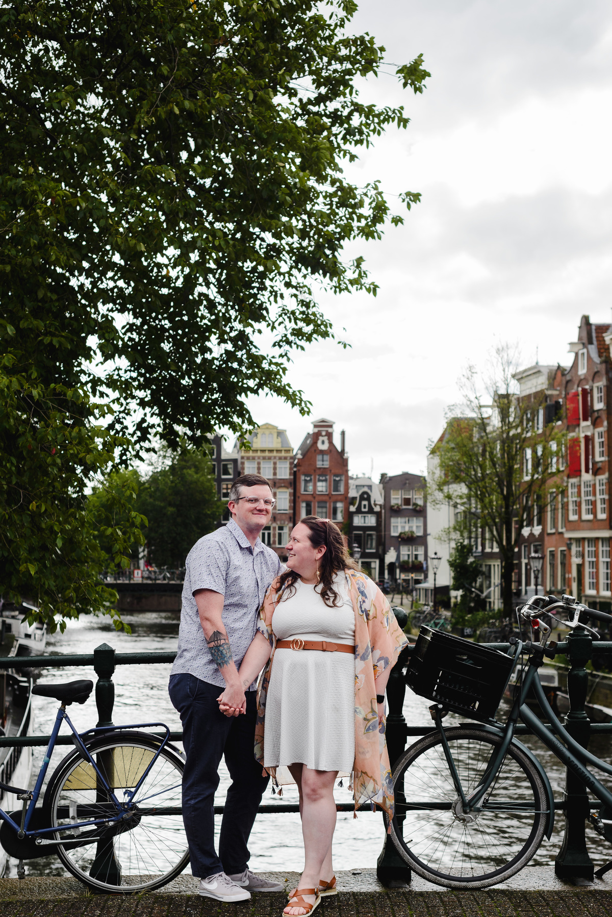 couple photo session walking in amsterdam, guided tour with photographer that knows amsterdam history, amsterdam photographer, couple photo session