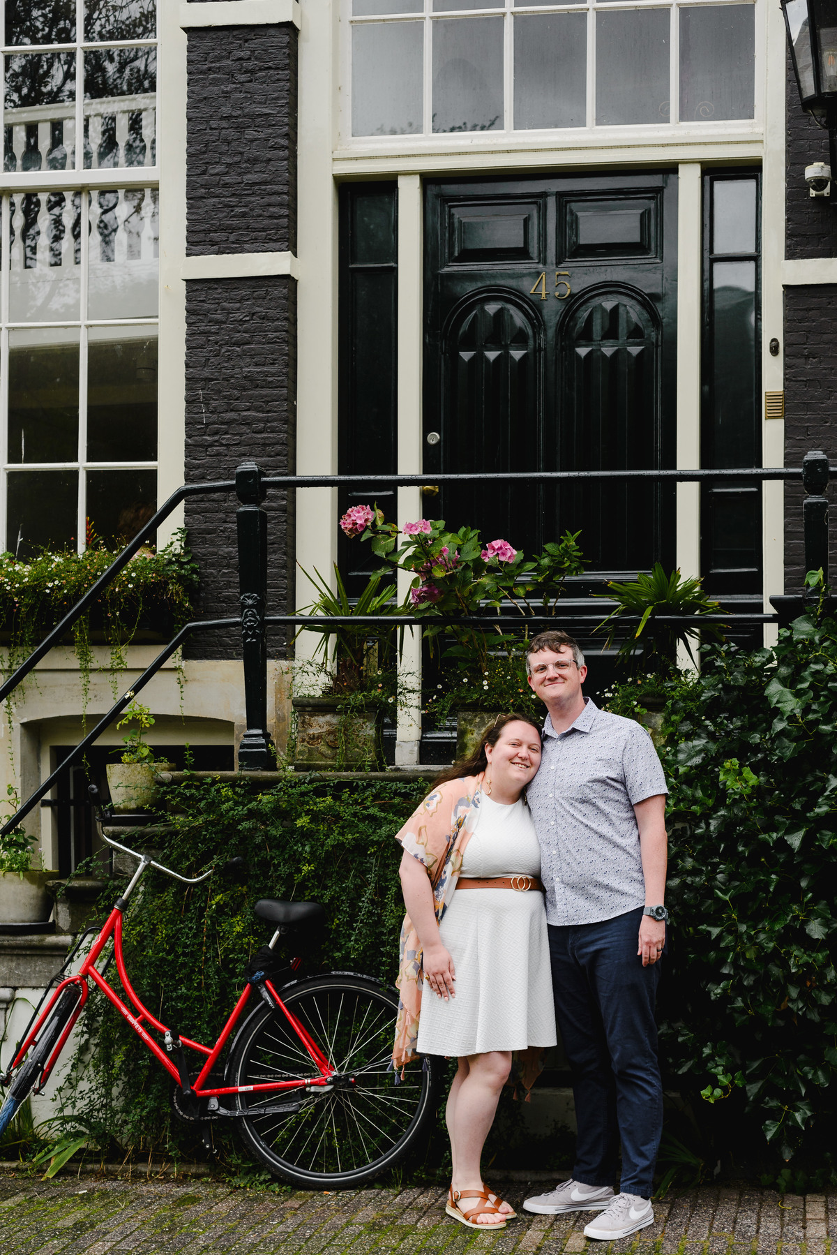 couple photo session walking in amsterdam, guided tour with photographer that knows amsterdam history, amsterdam photographer, couple photo session