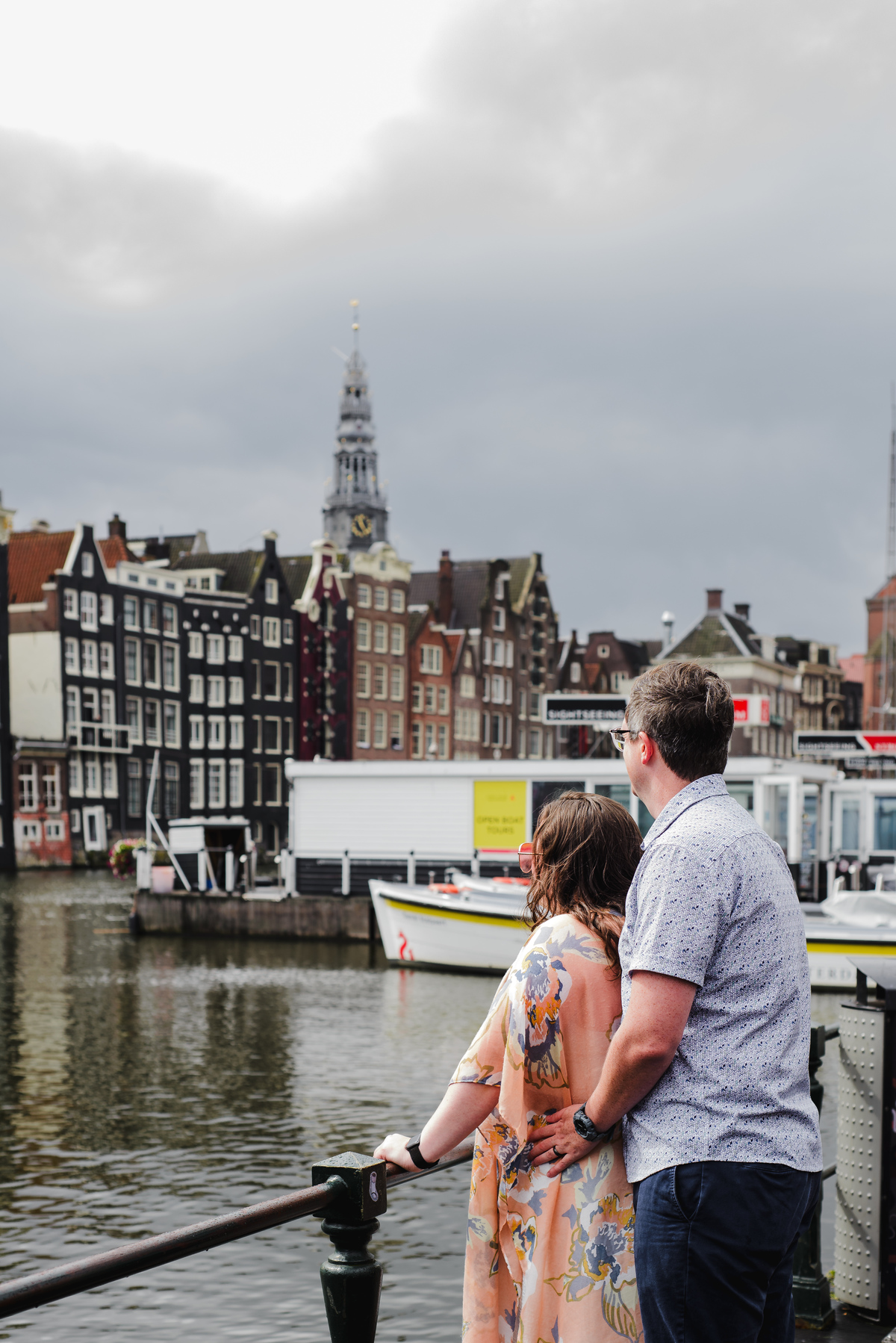couple photo session walking in amsterdam, guided tour with photographer that knows amsterdam history, amsterdam photographer, couple photo session