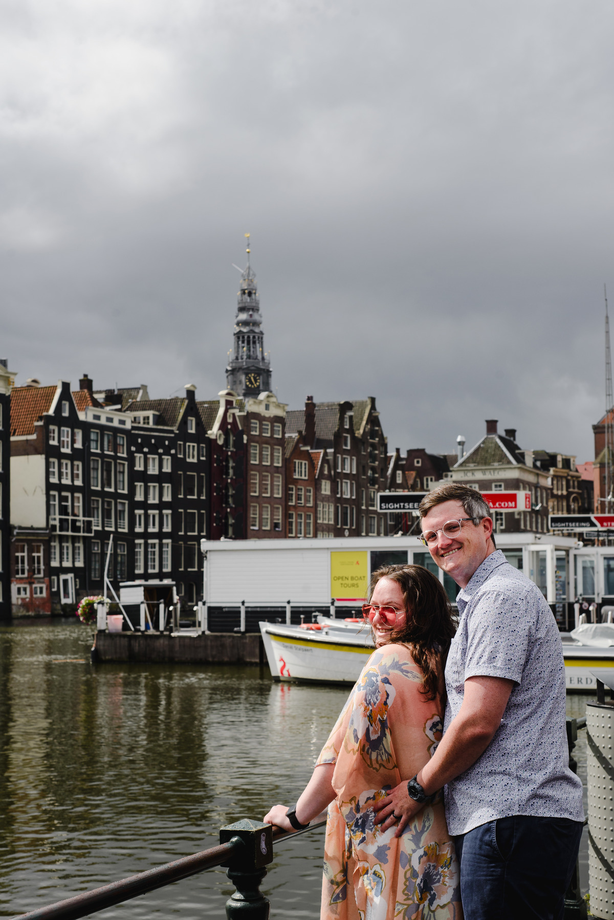 couple photo session walking in amsterdam, guided tour with photographer that knows amsterdam history, amsterdam photographer, couple photo session