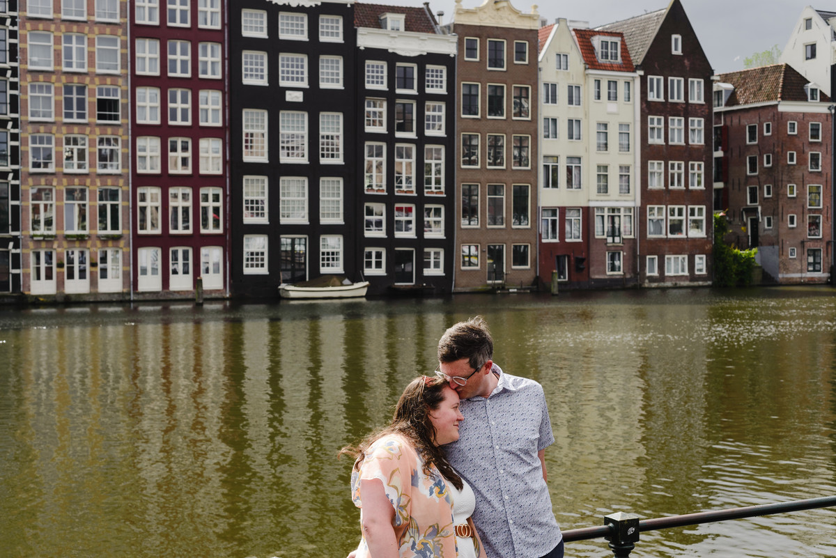 couple photo session walking in amsterdam, guided tour with photographer that knows amsterdam history, amsterdam photographer, couple photo session