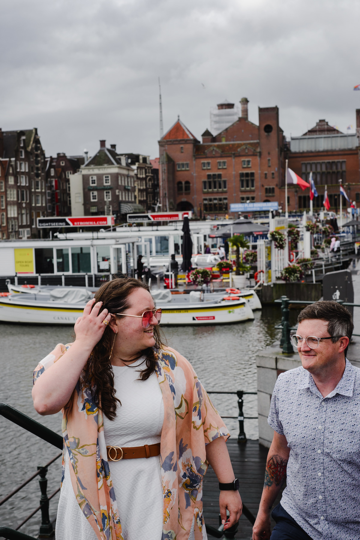 couple photo session walking in amsterdam, guided tour with photographer that knows amsterdam history, amsterdam photographer, couple photo session