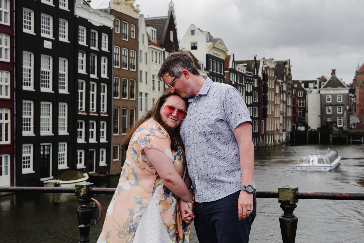 couple photo session walking in amsterdam, guided tour with photographer that knows amsterdam history, amsterdam photographer, couple photo session