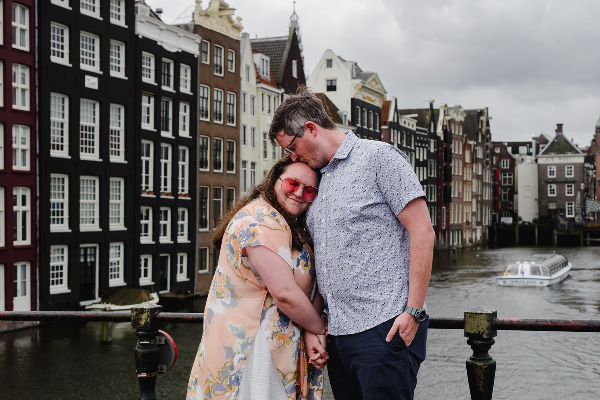 couple photo session walking in amsterdam, guided tour with photographer that knows amsterdam history, amsterdam photographer, couple photo session