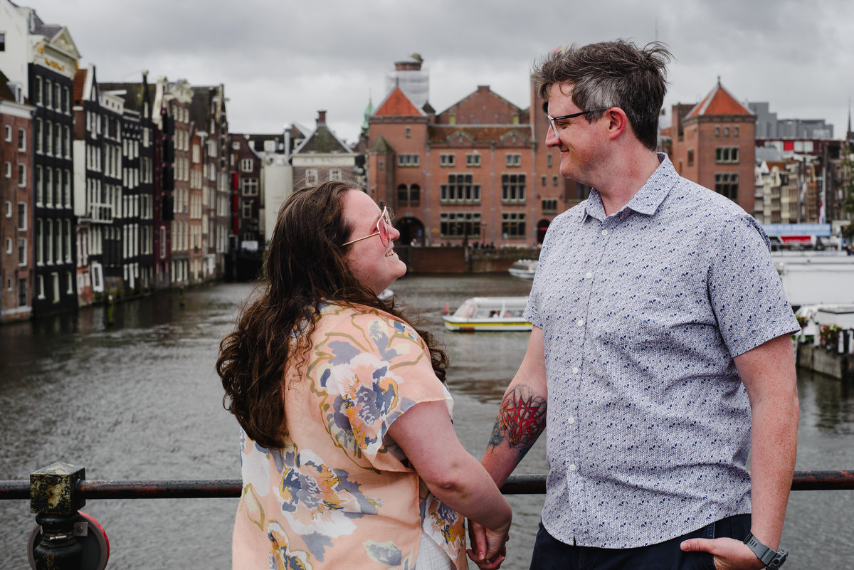 couple photo session walking in amsterdam, guided tour with photographer that knows amsterdam history, amsterdam photographer, couple photo session